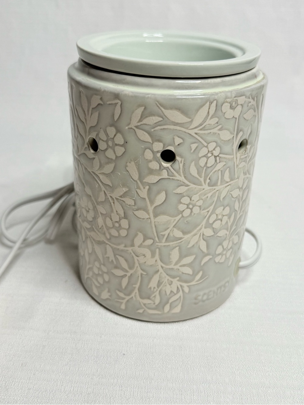 Scentsy Meet In The Meadow Full Size Warmer Flowered Vines Barely Blue Tested